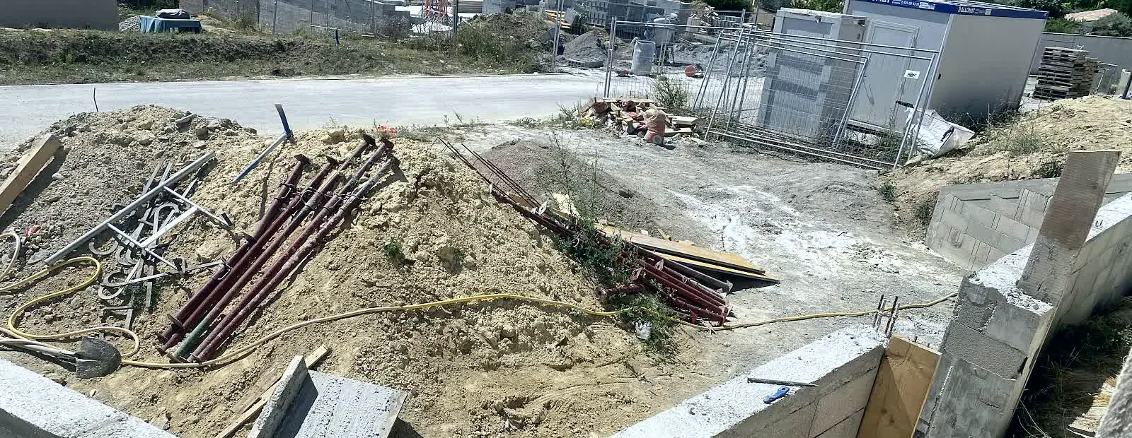 Murs en parpaing en cours de montage sur un chantier de Kevin Lémé